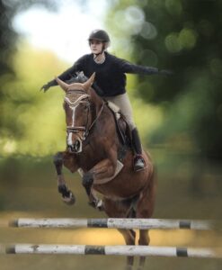 Hest og rytter med armene til siden