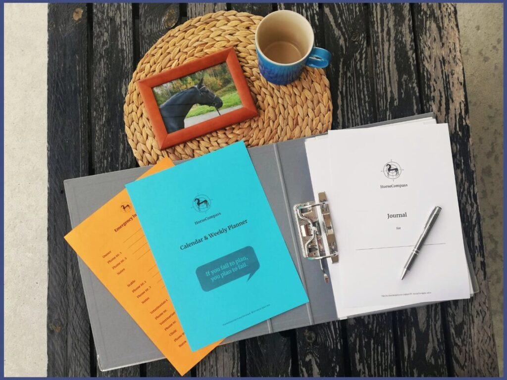 Hestejournal med penn og blå kaffekopp