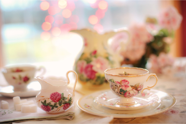 Rosa tekopper med roser. High tea, Hov tea.