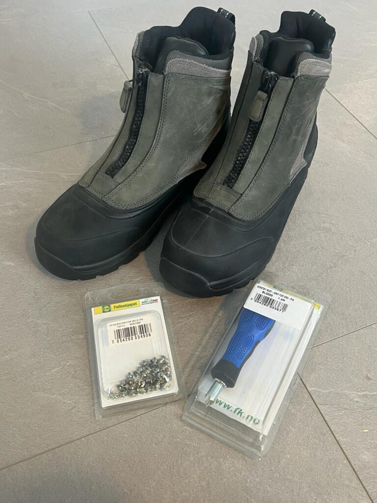 Et par vinterstøvler, en plastpose med små brodder og en skruetrekker