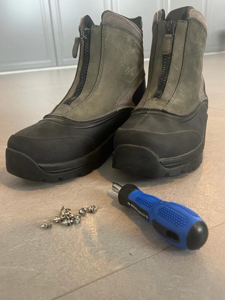 Et par vinterstøvler, noen små brodder som ligger på gulvet og et skruverktøy