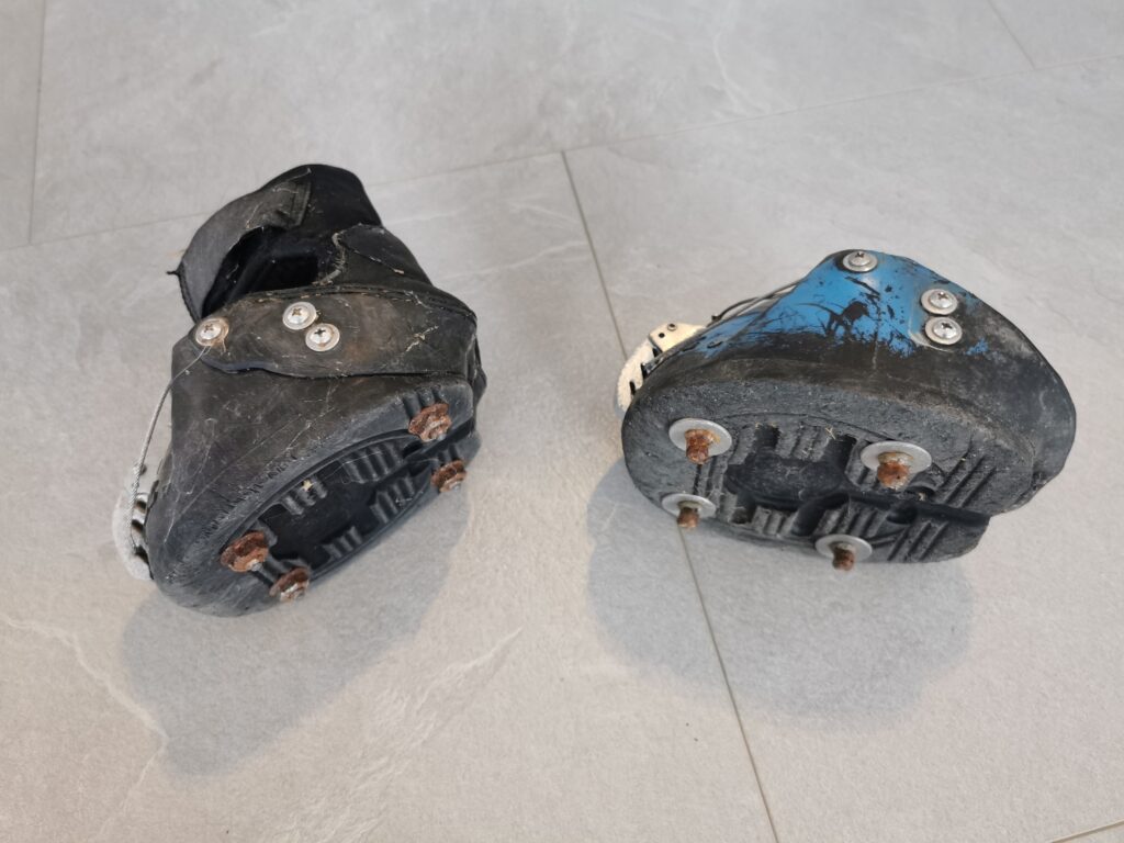 To hovboots sett fra siden som har store brodder